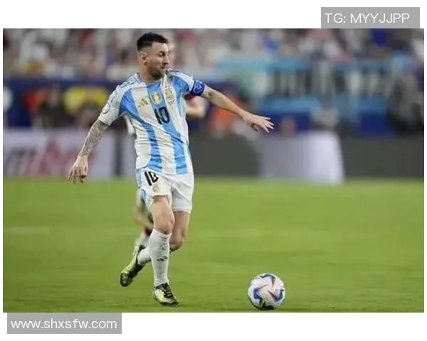 足球明星进球瞬间的标志性图片展示与解析